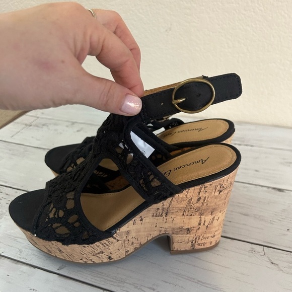 American Eagle Platform Textured lace Upper Sandals
Size 5 - Picture 7 of 10